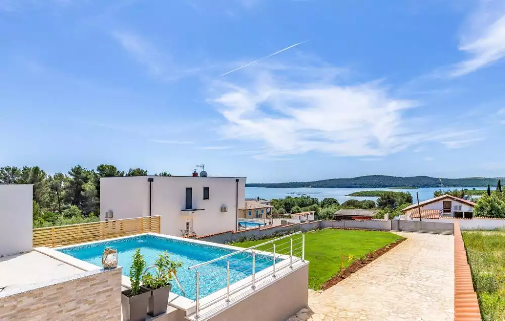Villa 175m² in Croatia, Medulin. Priced at 1300000€ rent photo-3