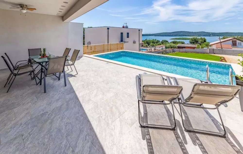 Villa 175m² in Croatia, Medulin. Priced at 1300000€ rent photo-6