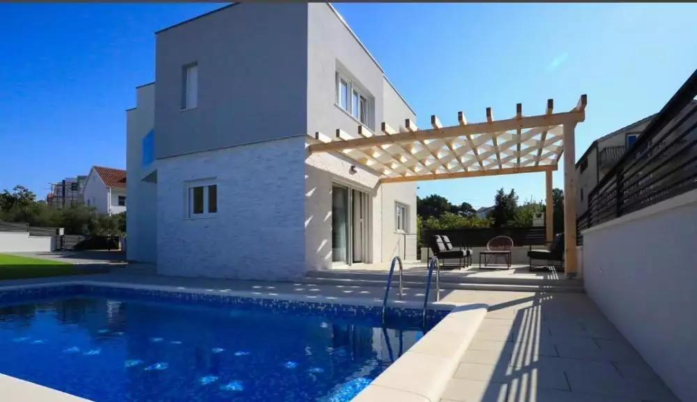 Villa 197m² in Croatia, Brodarica. Priced at 580000€ rent photo-1