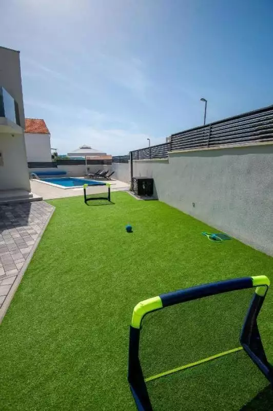 Villa 197m² in Croatia, Brodarica. Priced at 580000€ rent photo-18