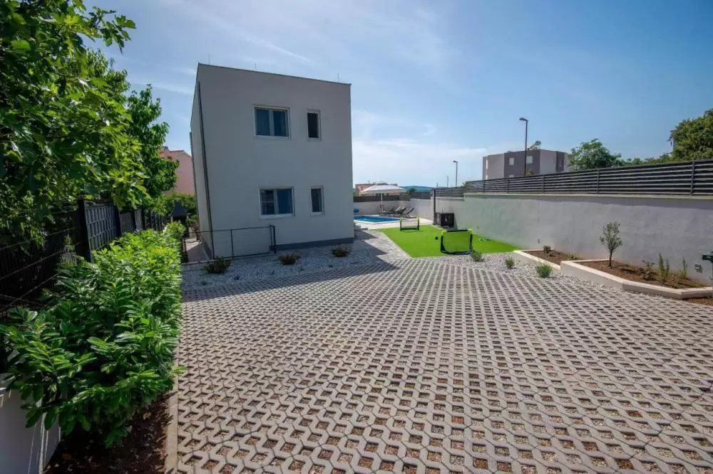 Villa 197m² in Croatia, Brodarica. Priced at 580000€ rent photo-19