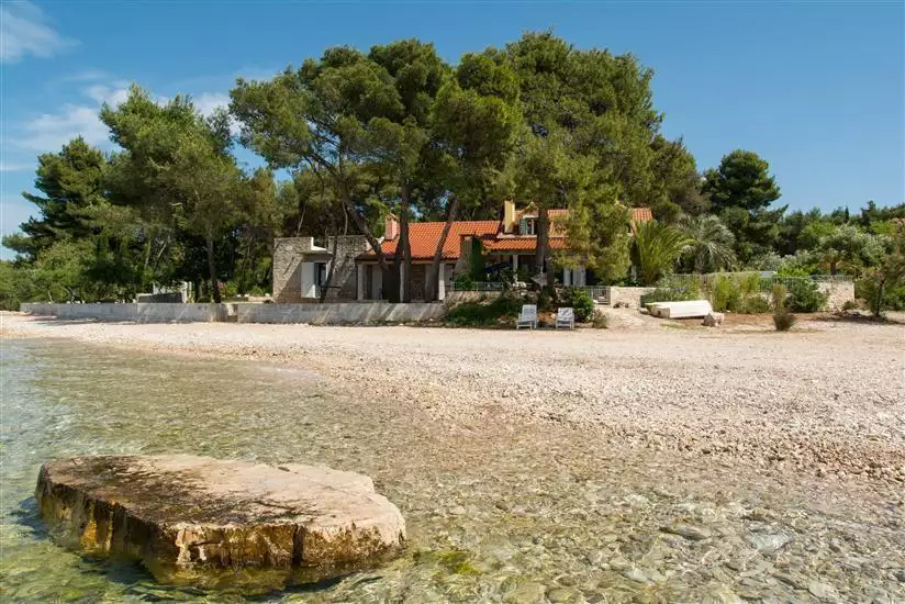 Villa 210m² in Croatia, Supetar. Priced at 1750000€ rent photo-2