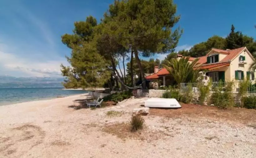 Villa 210m² in Croatia, Supetar. Priced at 1750000€ rent photo-3