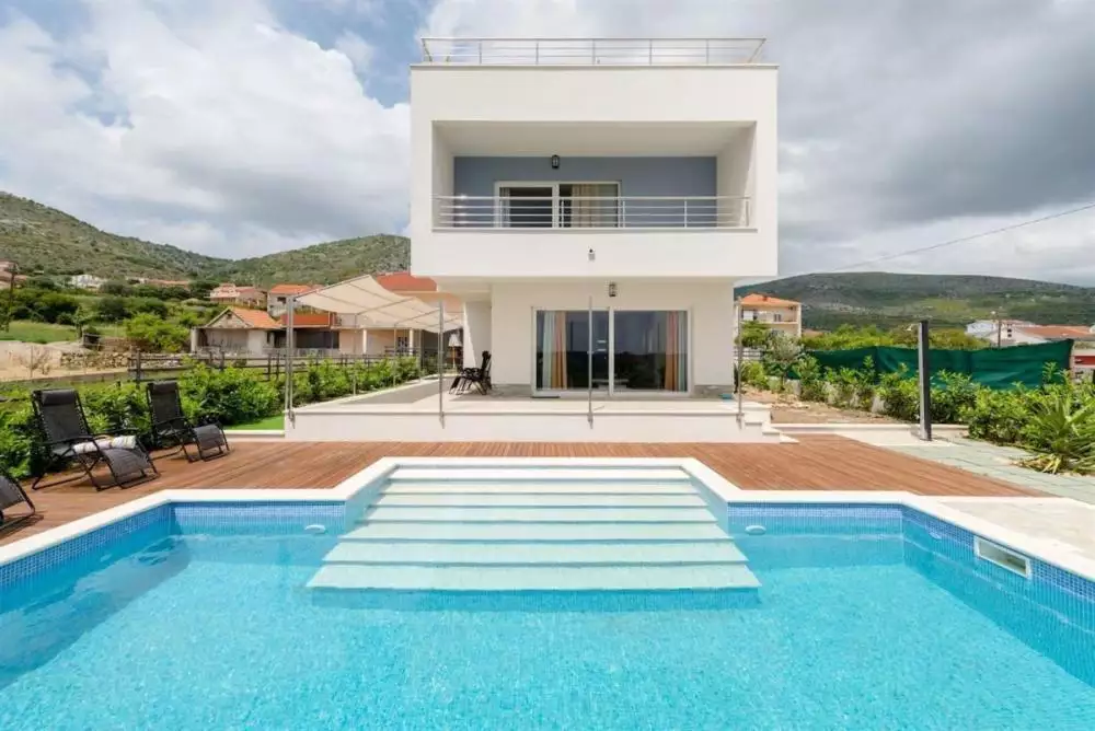 Villa 240m² in Croatia, Ciovo. Priced at 750000€ rent photo-1