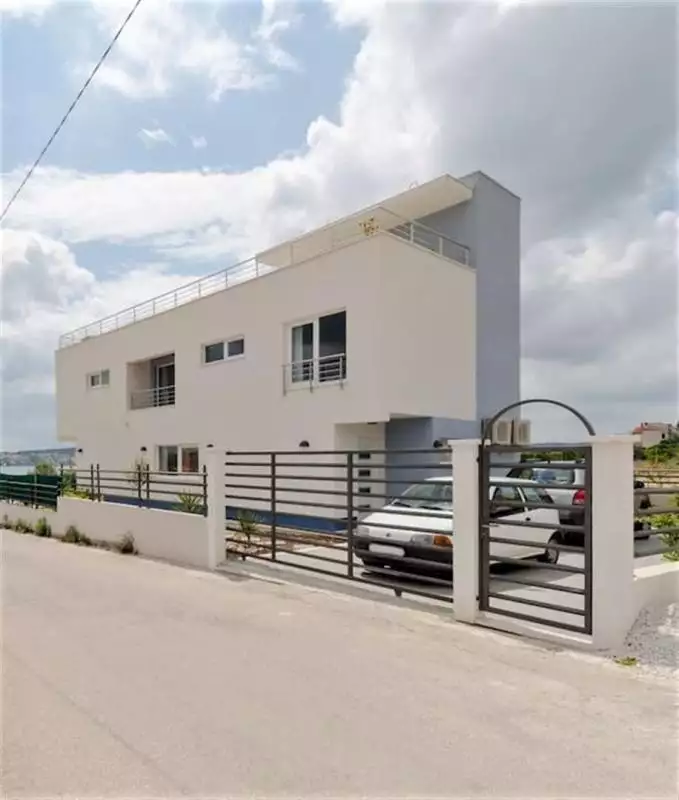 Villa 240m² in Croatia, Ciovo. Priced at 750000€ rent photo-3