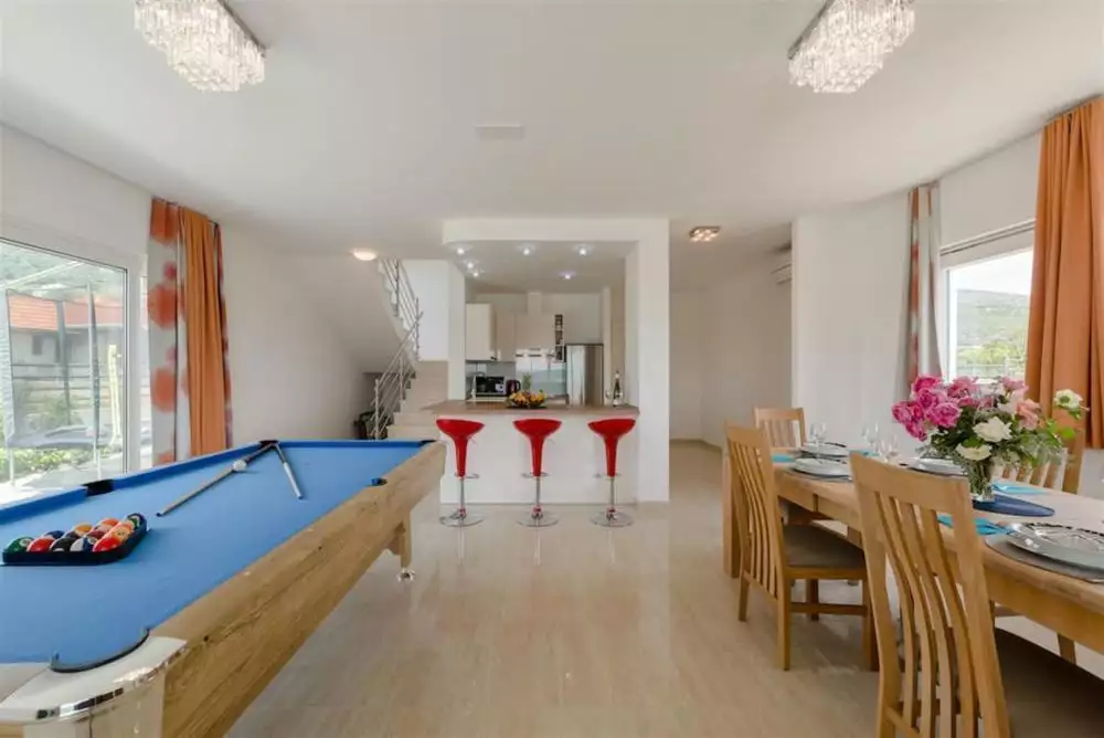 Villa 240m² in Croatia, Ciovo. Priced at 750000€ rent photo-5