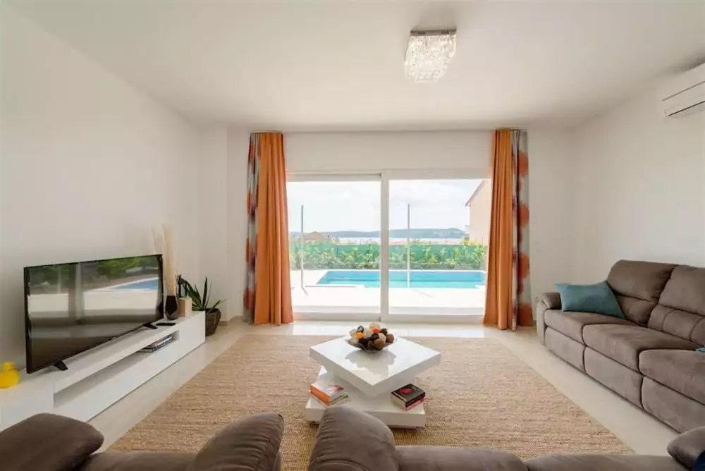 Villa 240m² in Croatia, Ciovo. Priced at 750000€ rent photo-7