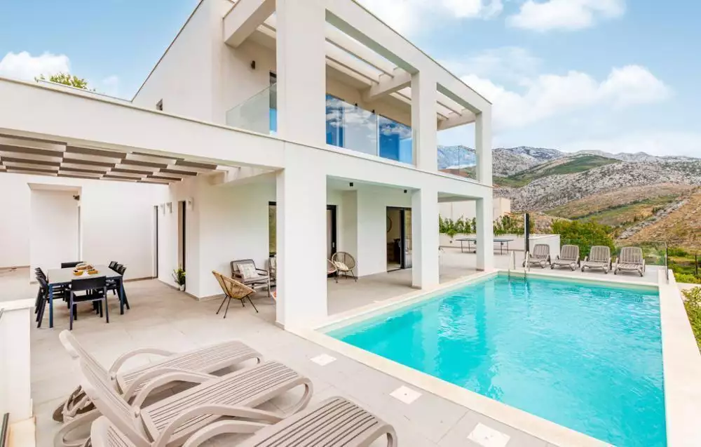 Villa 300m² in Croatia, Split. Priced at 1360000€ rent photo-1