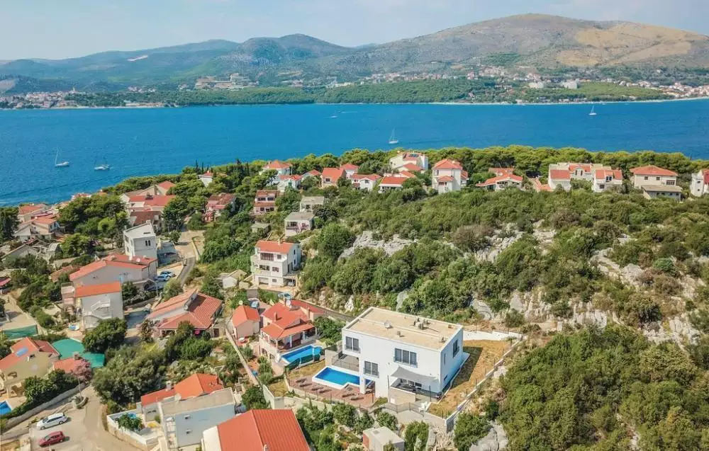 Villa 325m² in Croatia, Ciovo. Priced at 1700000€ rent photo-3