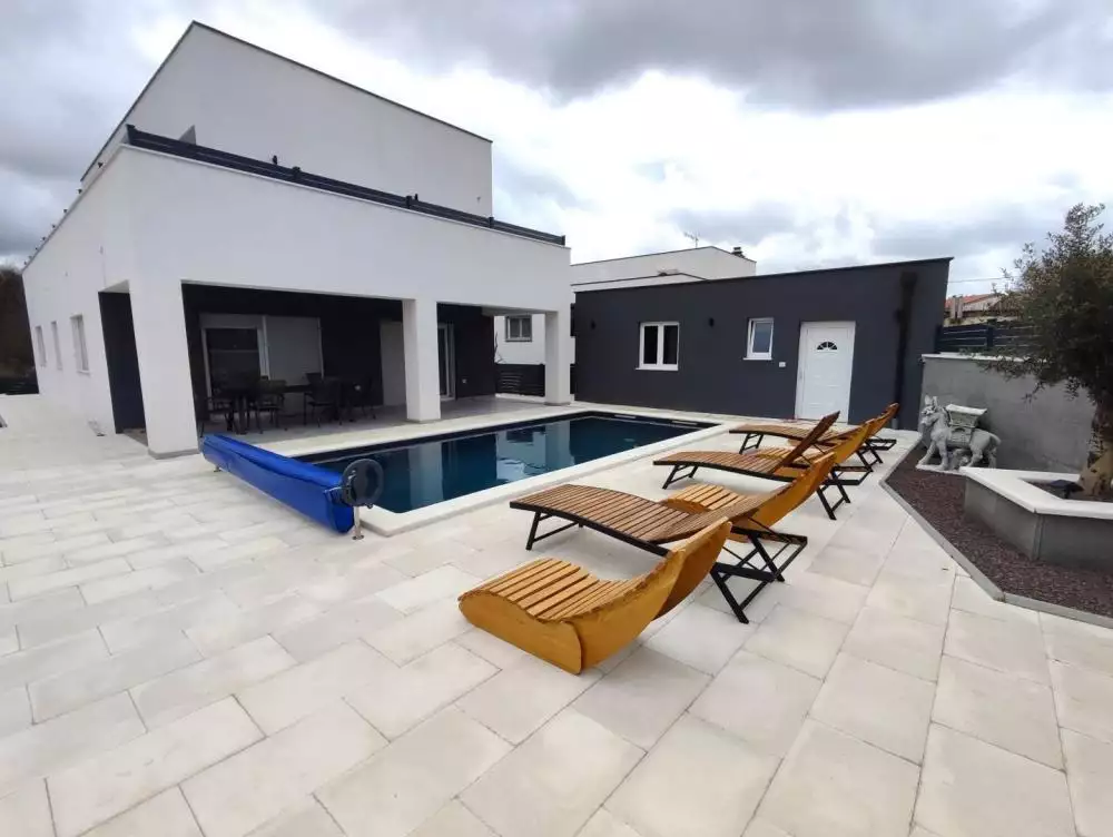 Villa 195m² in Croatia, Vodnjan. Priced at 830000€ rent photo-1