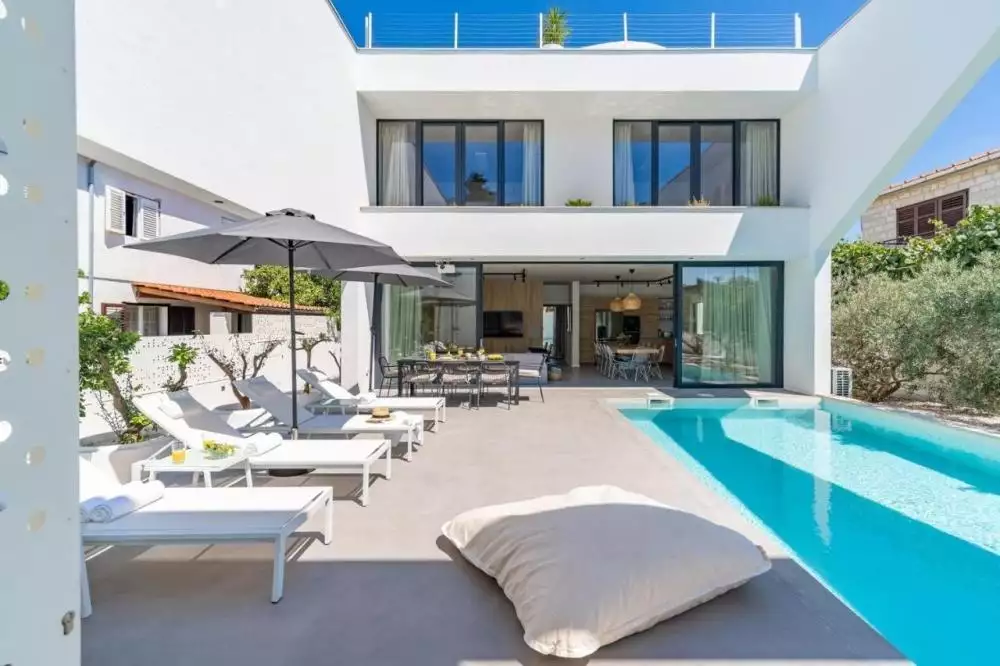Villa 225m² in Croatia, Supetar. Priced at 1300000€ rent photo-1