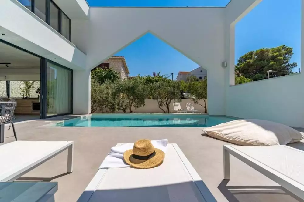 Villa 225m² in Croatia, Supetar. Priced at 1300000€ rent photo-2