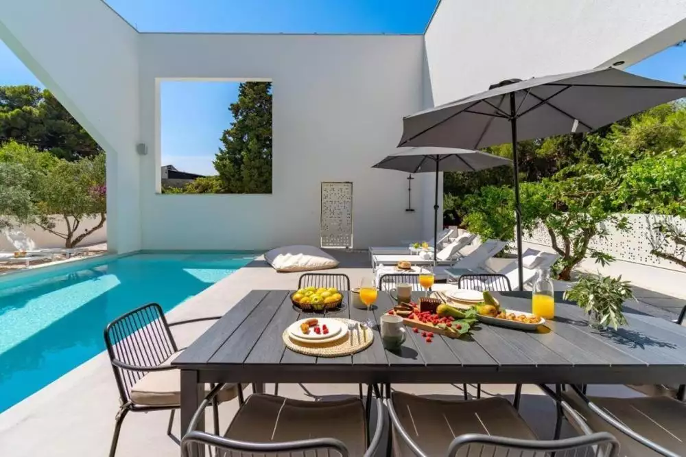 Villa 225m² in Croatia, Supetar. Priced at 1300000€ rent photo-4