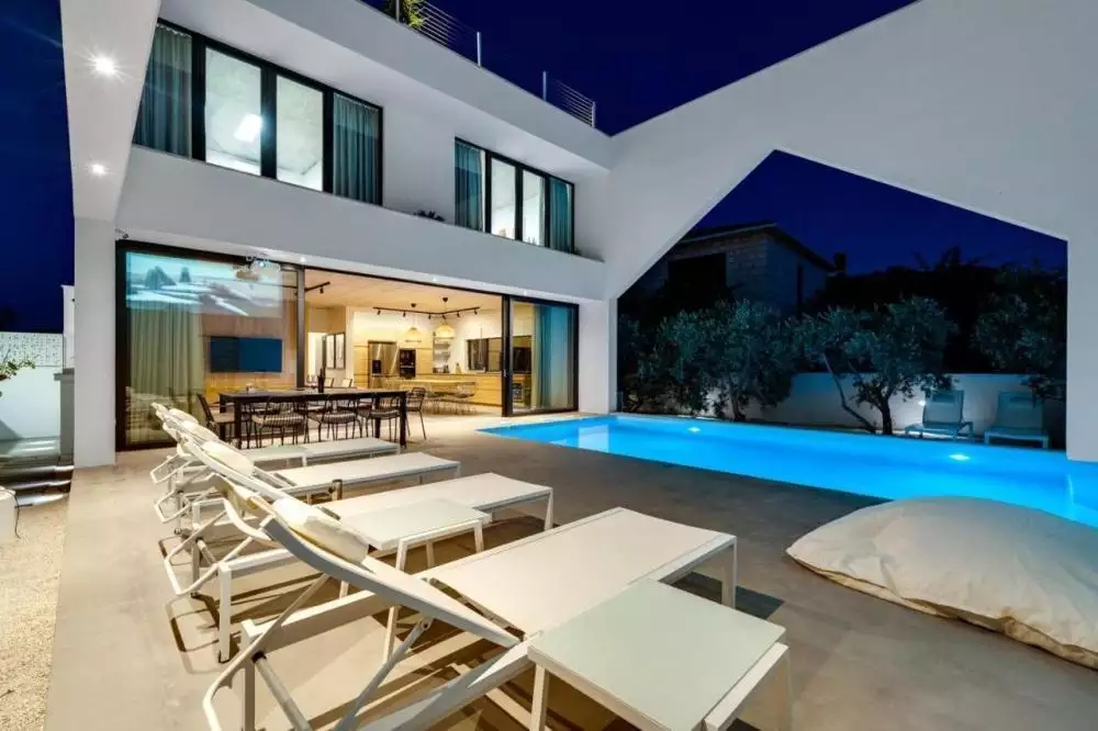 Villa 225m² in Croatia, Supetar. Priced at 1300000€ rent photo-5