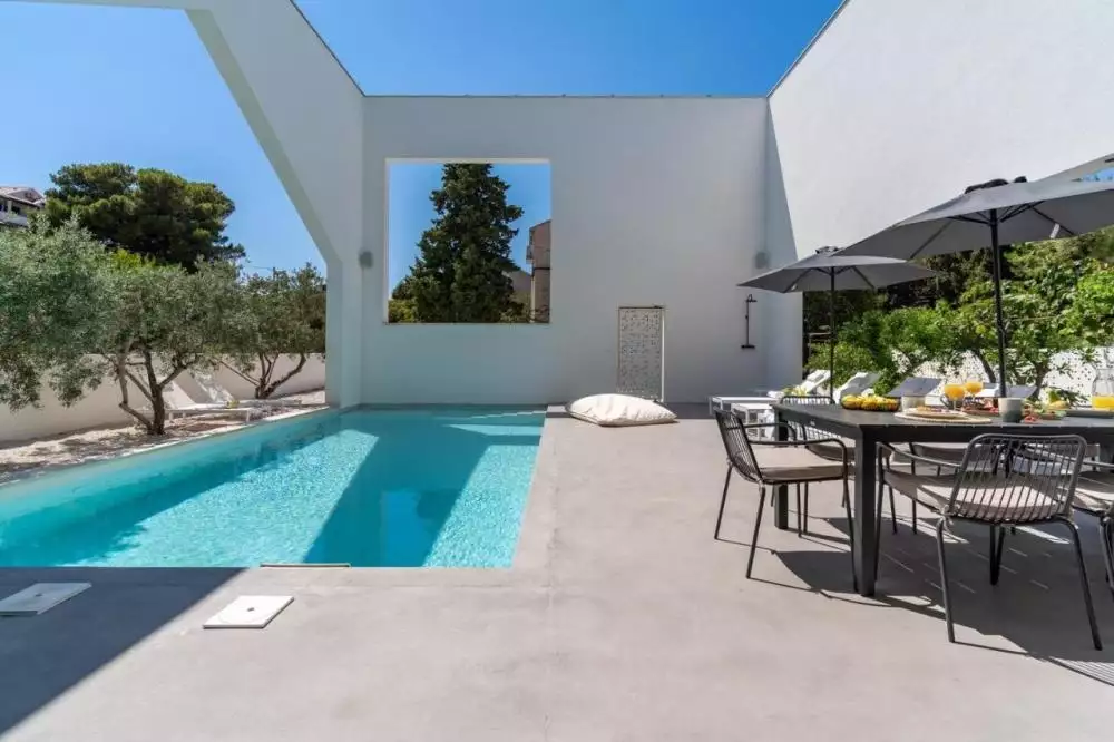 Villa 225m² in Croatia, Supetar. Priced at 1300000€ rent photo-17