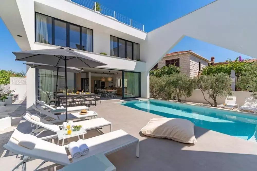 Villa 225m² in Croatia, Supetar. Priced at 1300000€ rent photo-18