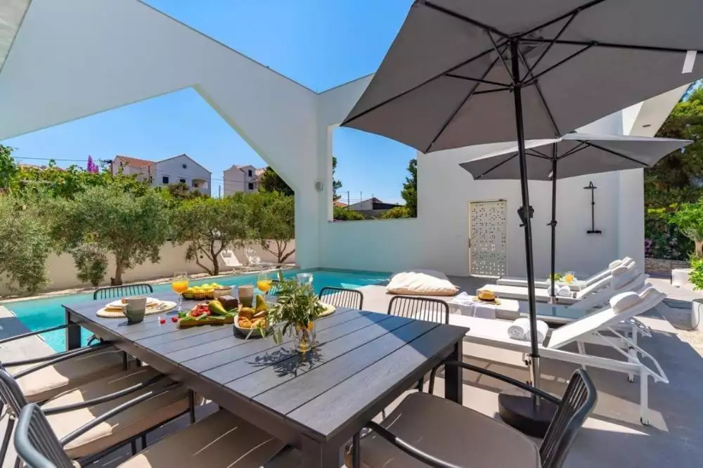 Villa 225m² in Croatia, Supetar. Priced at 1300000€ rent photo-19