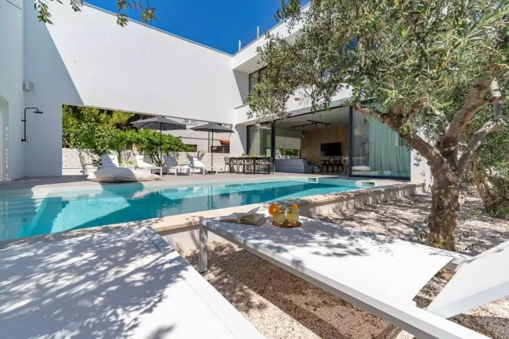 Villa 225m² in Croatia, Supetar. Priced at 1300000€ rent photo-20