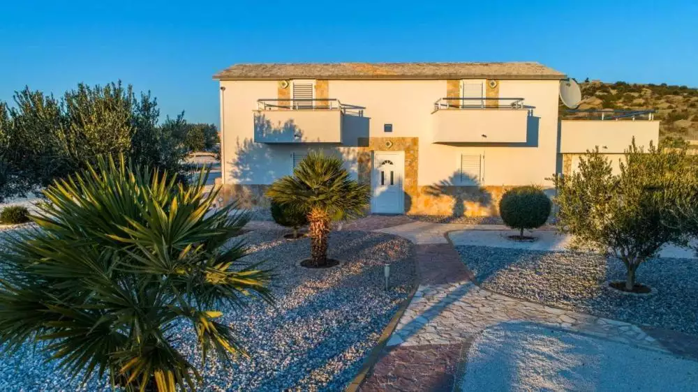 Villa 230m² in Croatia, Milna. Priced at 2000000€ rent photo-2