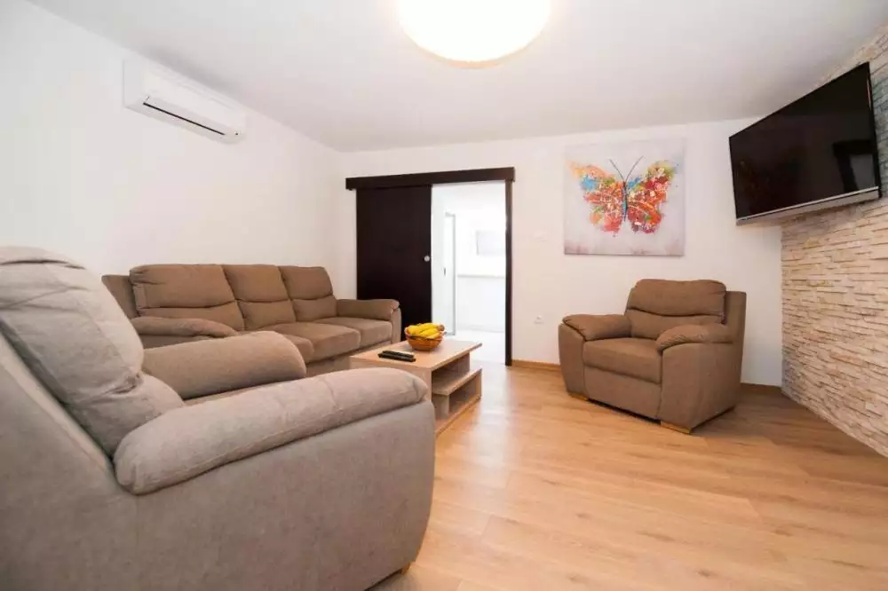 Villa 230m² in Croatia, Milna. Priced at 2000000€ rent photo-9