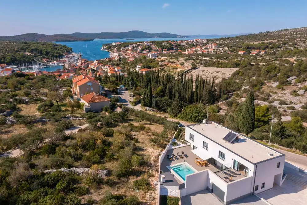 Villa 400m² in Croatia, Milna. Priced at 1350000€ rent photo-1