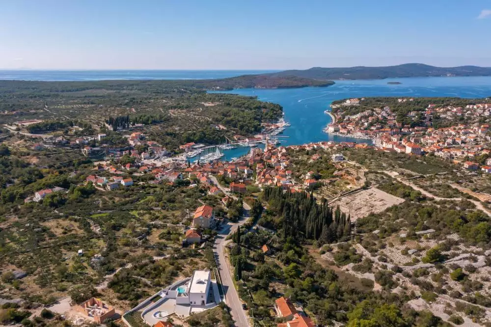 Villa 400m² in Croatia, Milna. Priced at 1350000€ rent photo-22