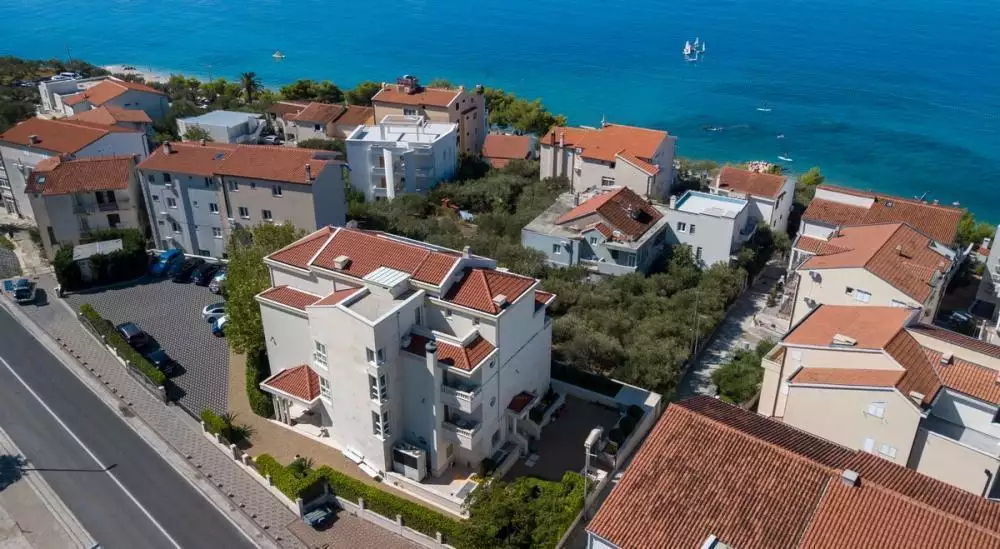 Hotels 1141m² in Croatia, Tucepi. Priced at 4300000€ rent photo-5