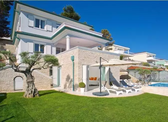 Villa 280m² in Croatia, Umag. Priced at 2400000€ rent photo-3