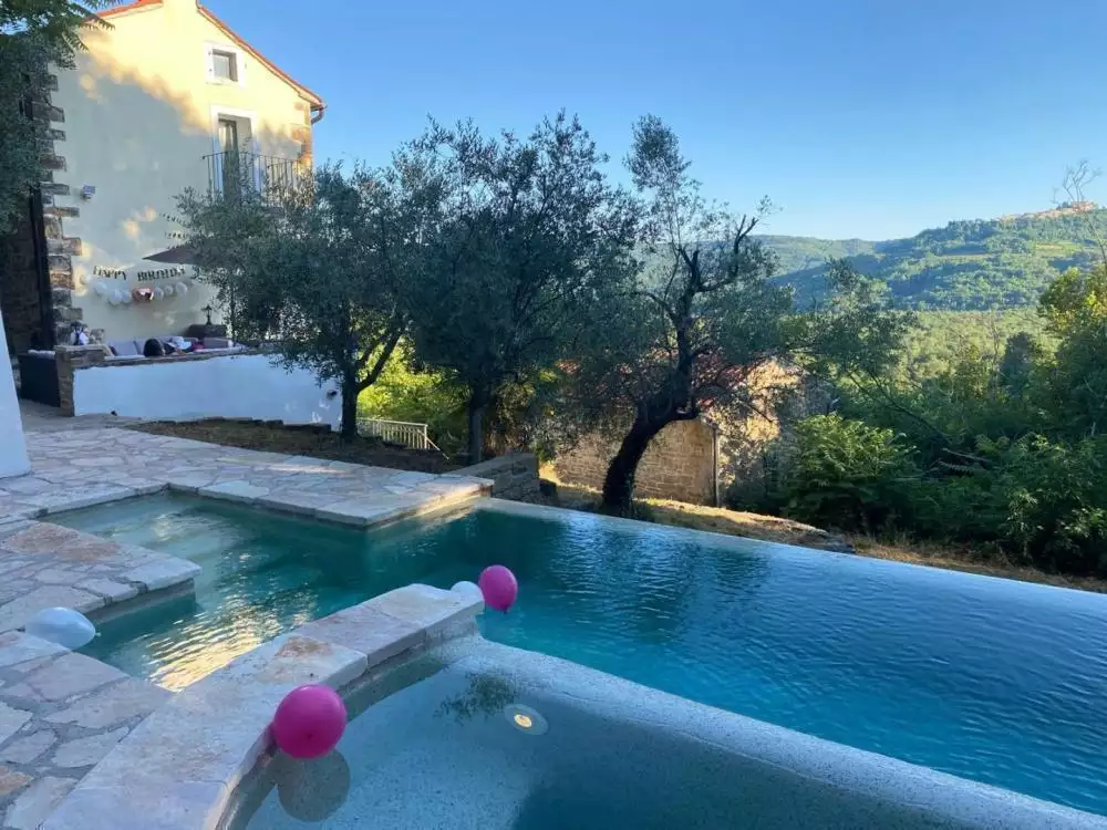 Villa 465m² in Croatia, Motovun. Priced at 780000€ rent photo-4