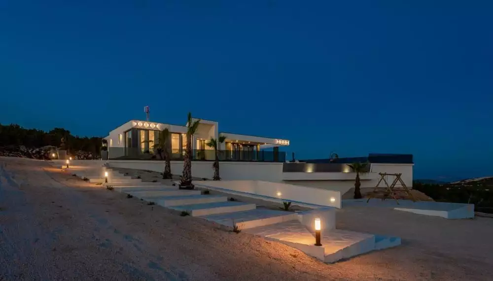 Villa 500m² in Croatia, Novalja. Priced at 4000000€ rent photo-1