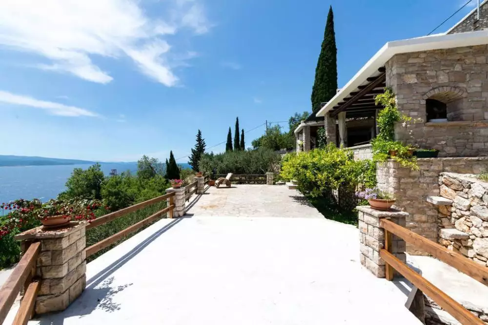 Hotels 302m² in France, Beaulieu-sur-Mer. Priced at 1370000€ rent photo-1