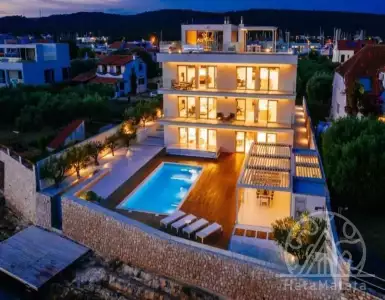 Buy in Croatia for 9000000€