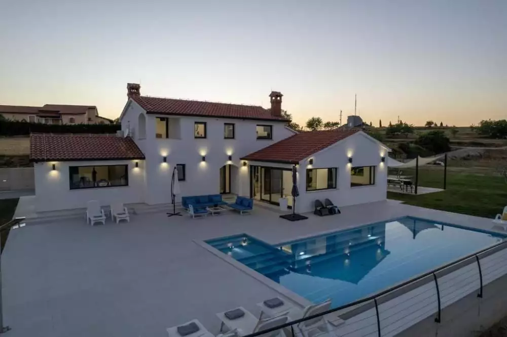 Villa 200m² in Croatia, Buzet. Priced at 2075000€ rent photo-4