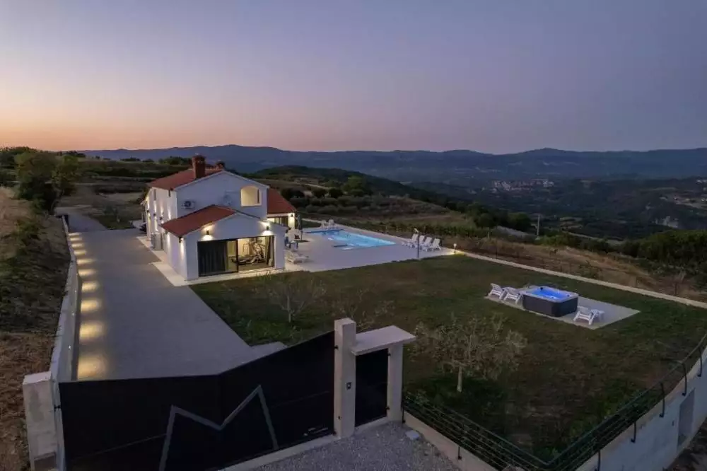 Villa 200m² in Croatia, Buzet. Priced at 2075000€ rent photo-5