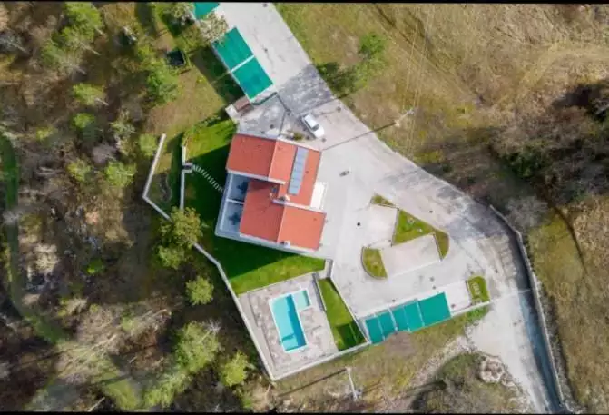 Hotels 820m² in Croatia, Motovun. Priced at 2200000€ rent photo-2