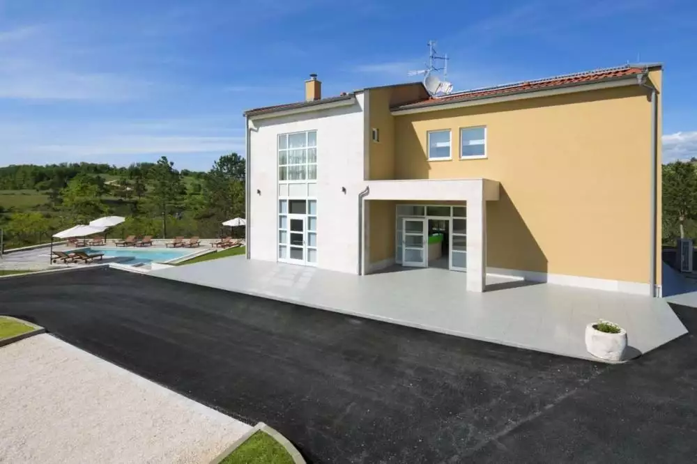 Hotels 820m² in Croatia, Motovun. Priced at 2200000€ rent photo-10