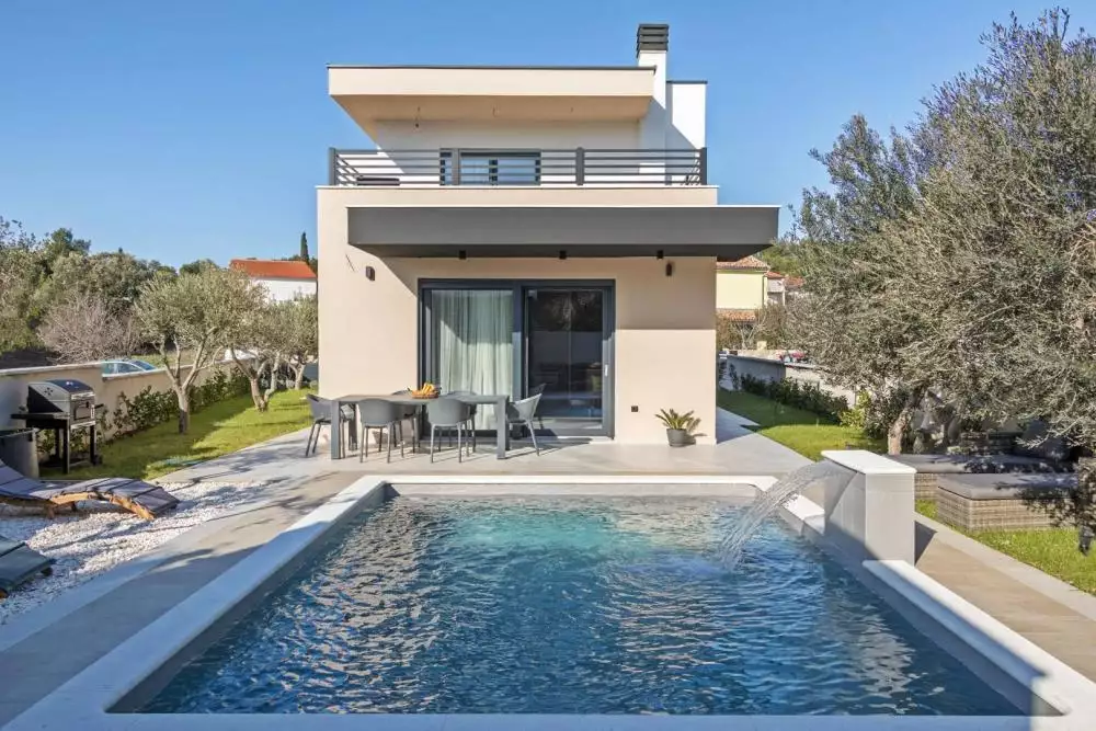 Villa 218m² in Croatia, Medulin. Priced at 820000€ rent photo-2