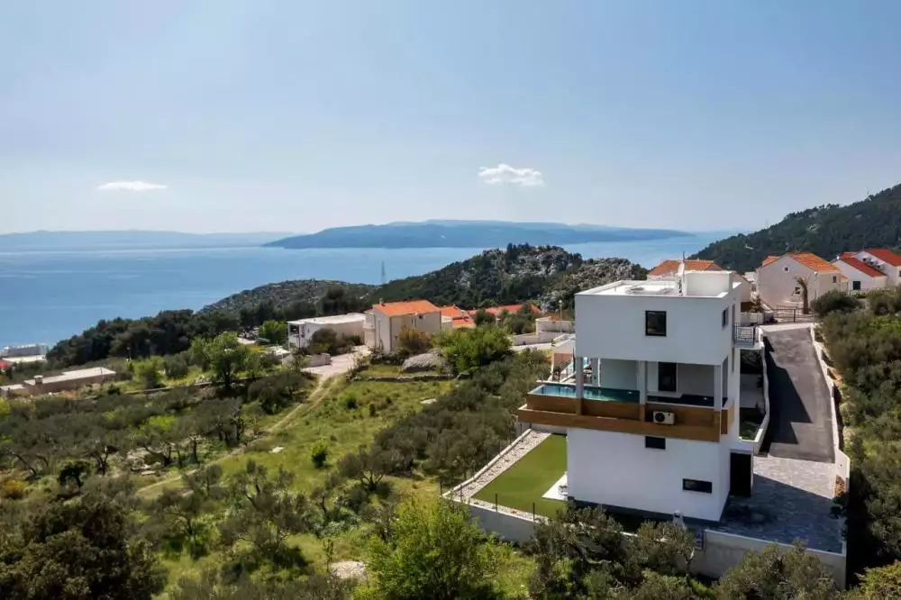 Villa 330m² in Croatia, Makarska. Priced at 1000000€ rent photo-2
