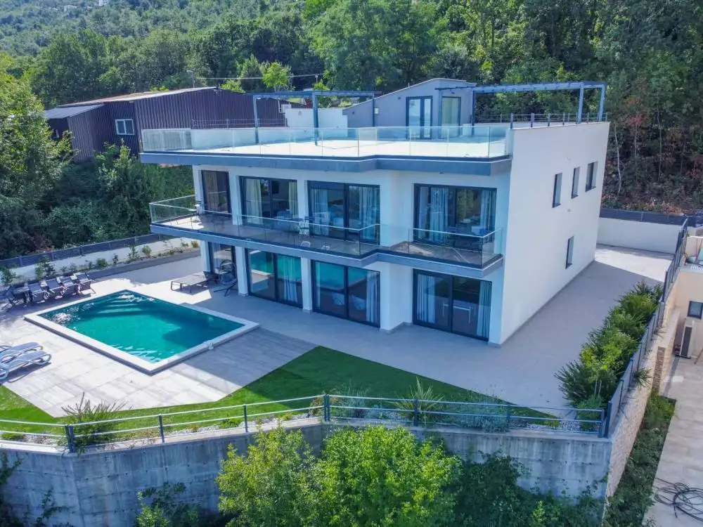 Villa 400m² in Croatia, Opatija. Priced at 1750000€ rent photo-1