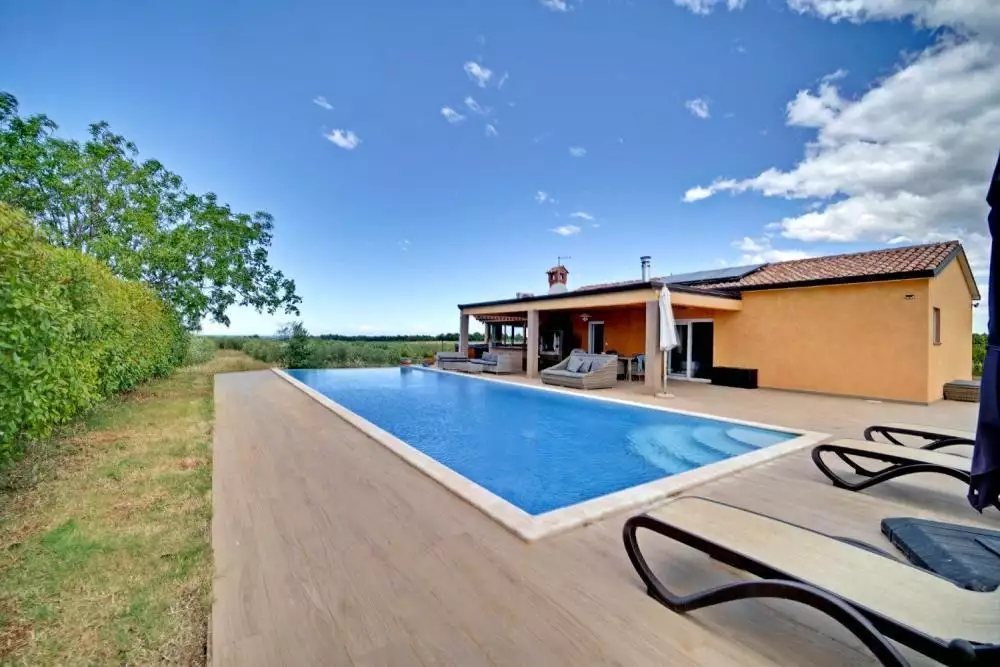 Villa 165m² in Croatia, Novigrad. Priced at 1100000€ rent photo-2