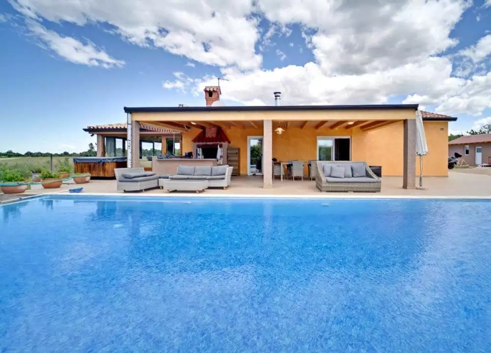 Villa 165m² in Croatia, Novigrad. Priced at 1100000€ rent photo-3