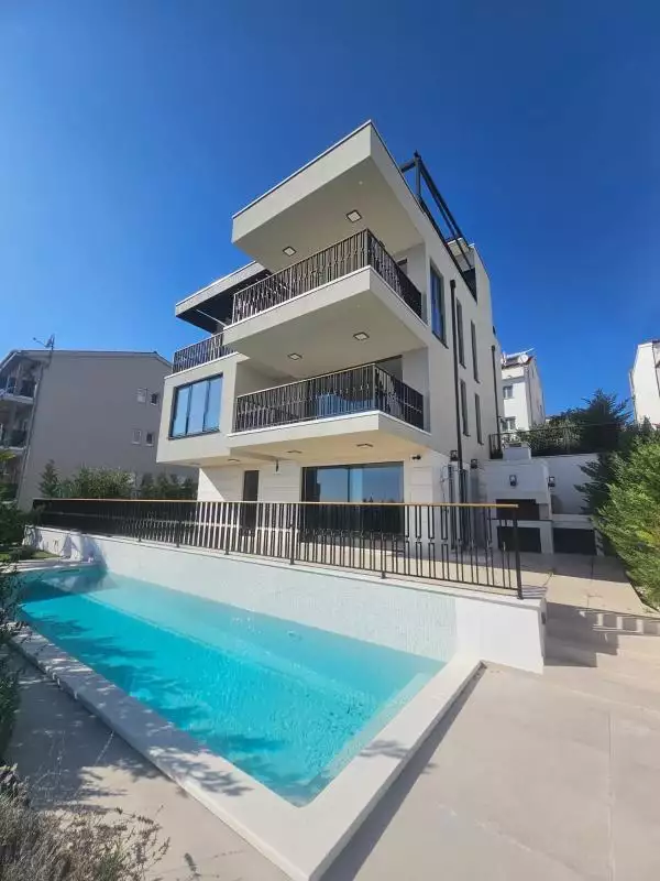 Villa 225m² in Croatia, Ciovo. Priced at 1550000€ rent photo-12