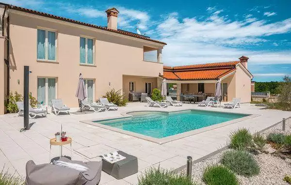 Villa 460m² in Croatia, Vodnjan. Priced at 2000000€ rent photo-3