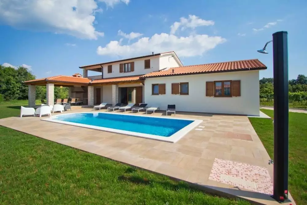 Villa 210m² in Croatia, Labin. Priced at 645000€ rent photo-1
