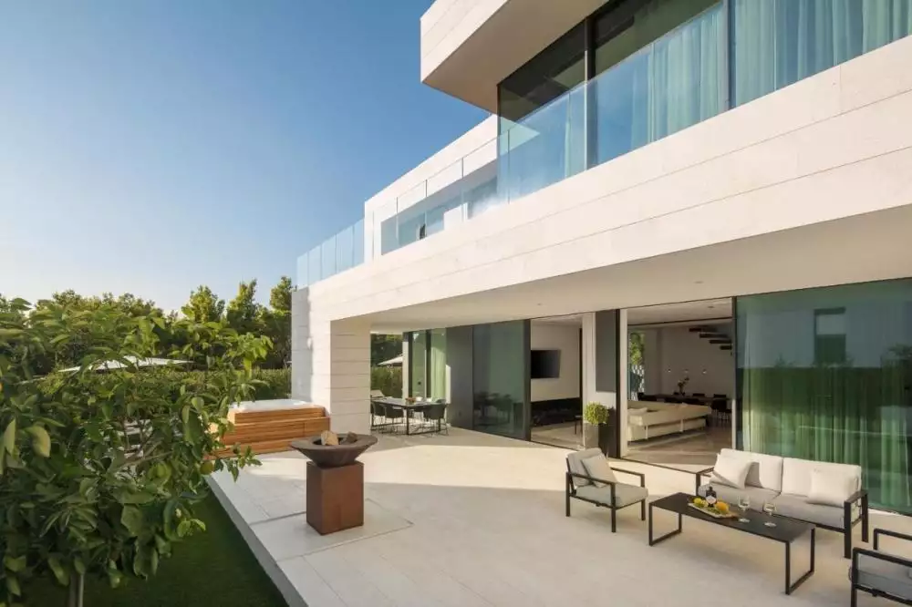 Villa 240m² in Croatia, Starigrad. Priced at 2850000€ rent photo-2