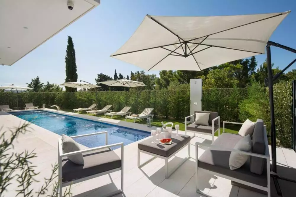 Villa 240m² in Croatia, Starigrad. Priced at 2850000€ rent photo-3