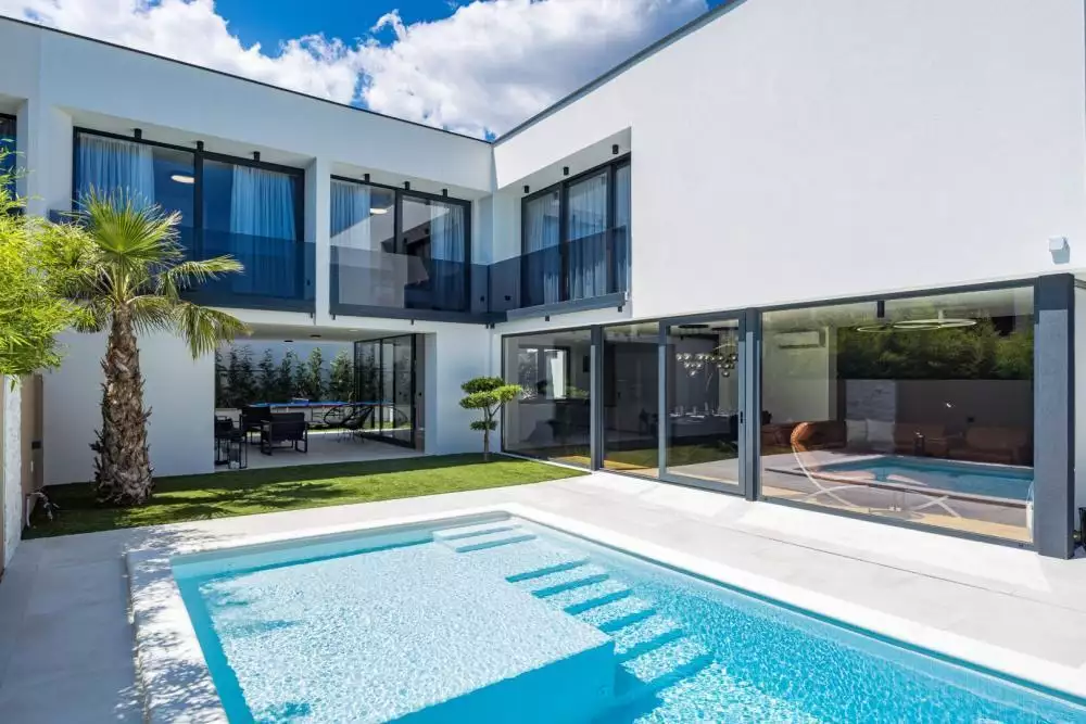 Villa 220m² in Croatia, Medulin. Priced at 1300000€ rent photo-1