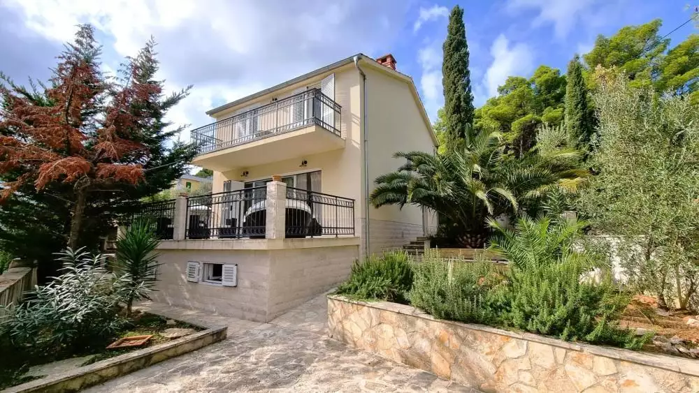 Villa 161m² in Croatia, Jelsa. Priced at 720000€ rent photo-3