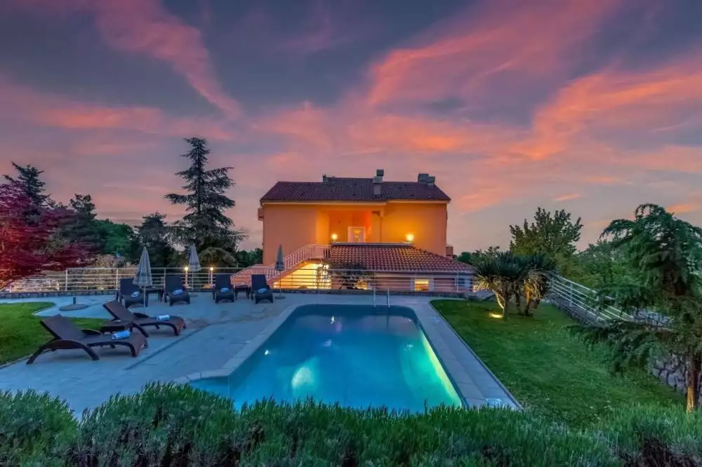 Hotels 700m² in Croatia, Lovran. Priced at 3700000€ rent photo-1