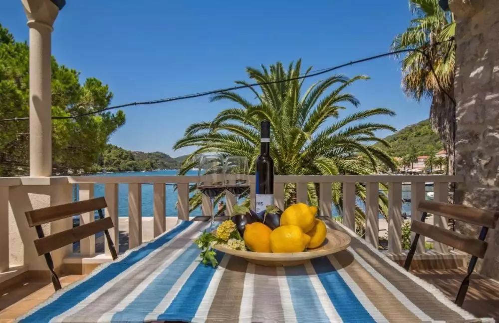 Villa 297m² in Croatia, Sipan. Priced at 900000€ rent photo-1